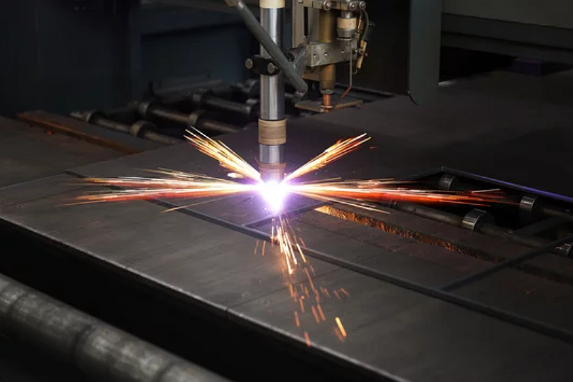 plasma-cutting-metal-sheet